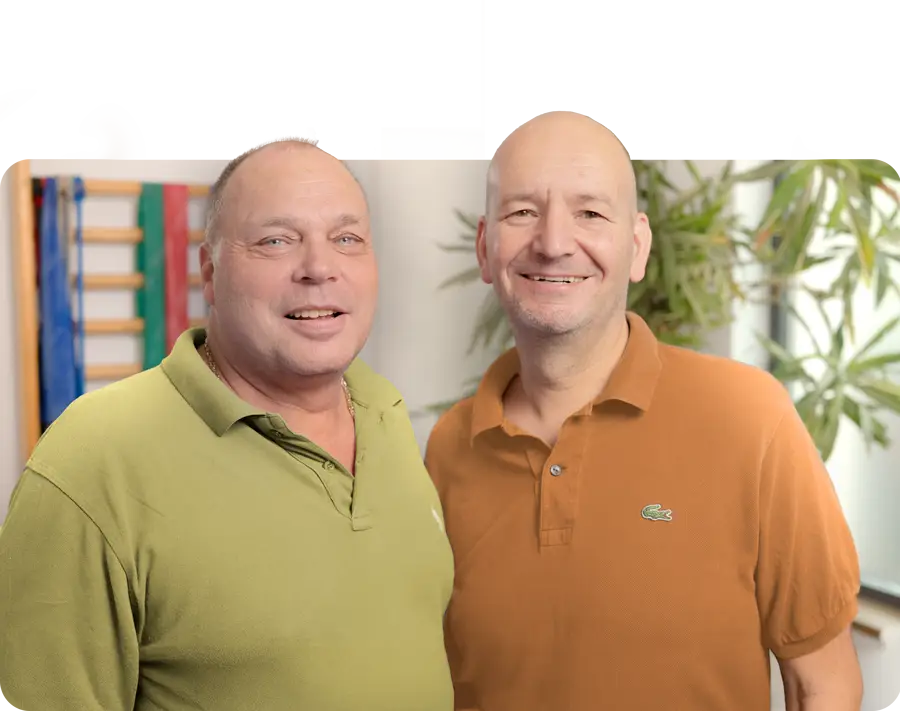 Das Team des Therapiezentrum Stocks, Axel Stock und Andreas im Trainigsraum des Therapiezentrum Stock